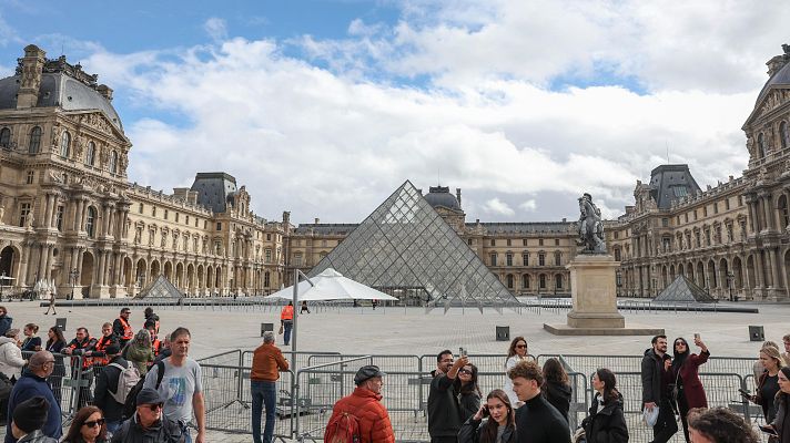 Telediario 1 - Conmoción en Francia por el histórico robo del Louvre