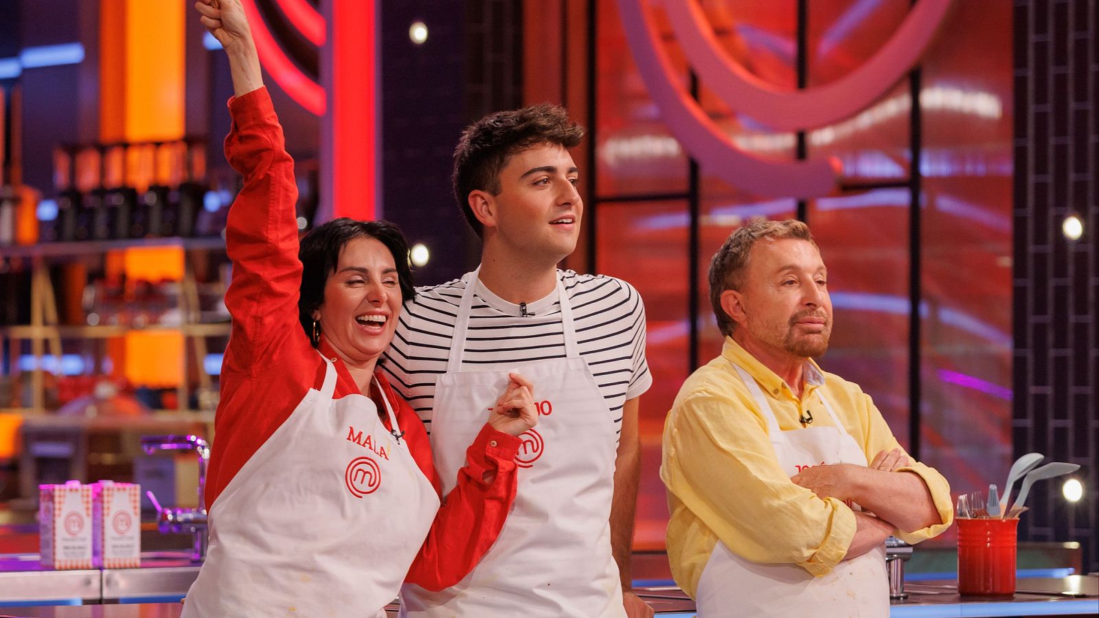 Juanjo Bona canta una jota frente a Miki Nadal | Ver