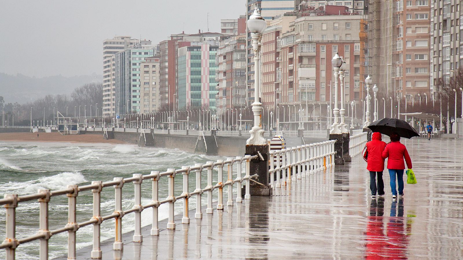 Cuatro comunidades en aviso por fuerte oleaje - El tiempo | Ver