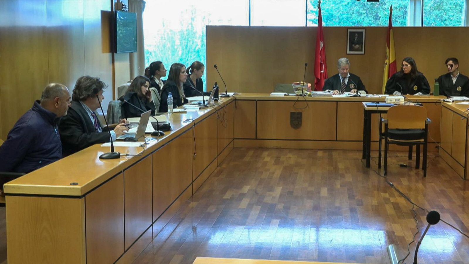 Empieza el juicio por la estafa del amor que terminó con tres hermanos asesinados en Morata de Tajuña - Telediario 1 | Ver