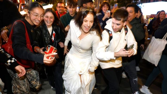 Rosalía monta una gymkana en Madrid para promocionar su nuevo disco: 'Lux' - Telediario 1 | Ver