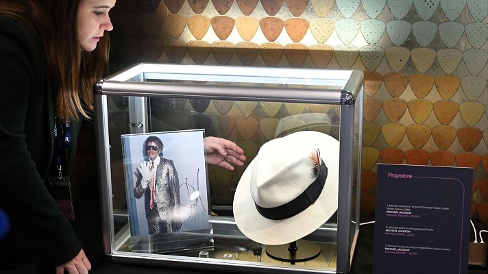 Telediario 1 - Se subastan la guitarra de Noel Gallagher, las gafas de John Lennon o el sombrero de Michael Jackson