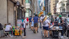 Los vecinos de Manhattan se oponen a una redada contra vendedores ambulantes en Nueva York