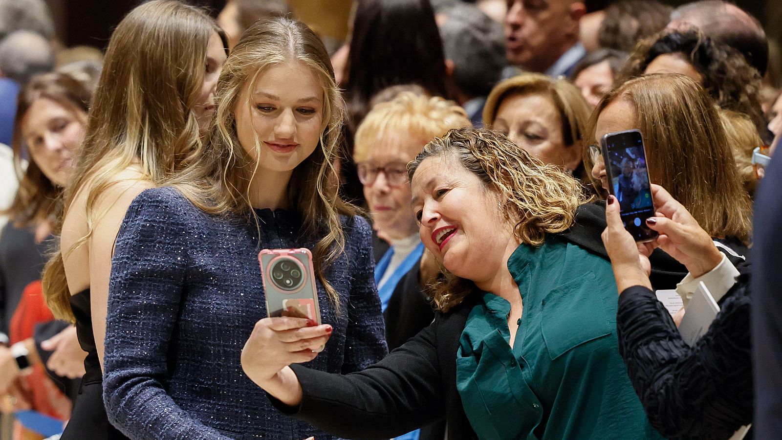 Miles de personas asisten cada día a los actos de los Premios Princesa de Asturias | Ver