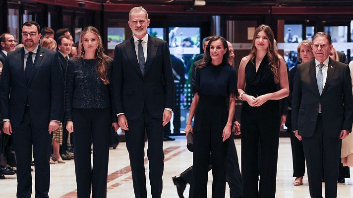 Telediario 2 - La familia real preside en Oviedo el Concierto Premios Princesa de Asturias
