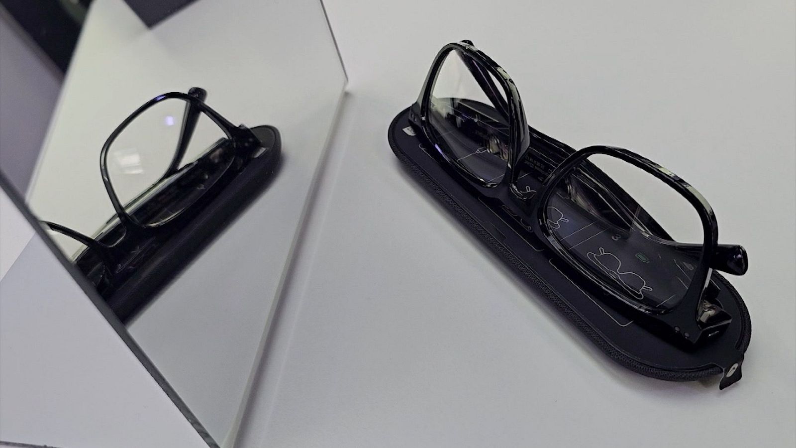 Zoom Net - Gafas auditivas, Confianza en la IA, El sueño de la razón y Keeper - Zoom net | Ver