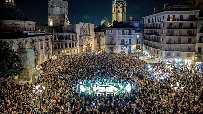 Telediario Fin de Semana - Miles de personas vuelven a pedir en Valencia la dimisión de Mazón un año después de la dana