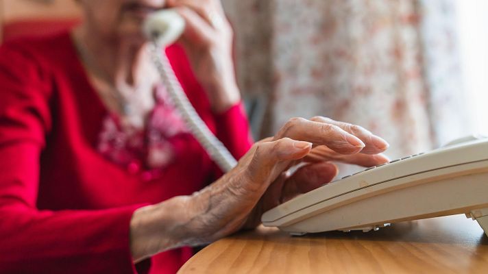 Telediario Fin de Semana - El teléfono de la escucha: conversaciones terapéuticas entre los mayores