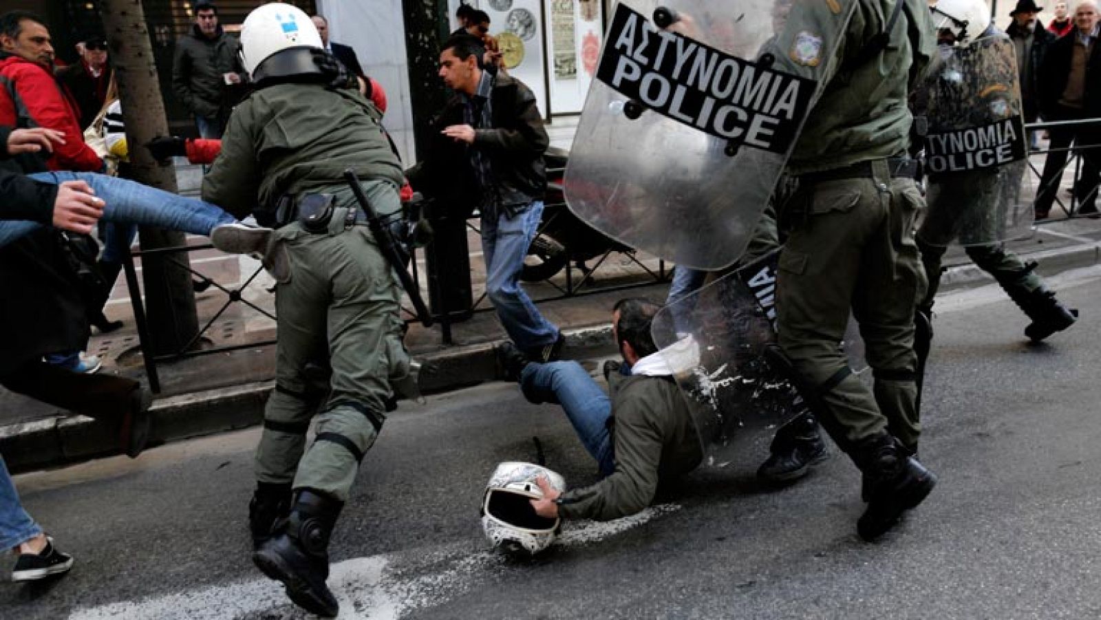 Informativo 24h: Protestas por recortes en Grecia | RTVE Play