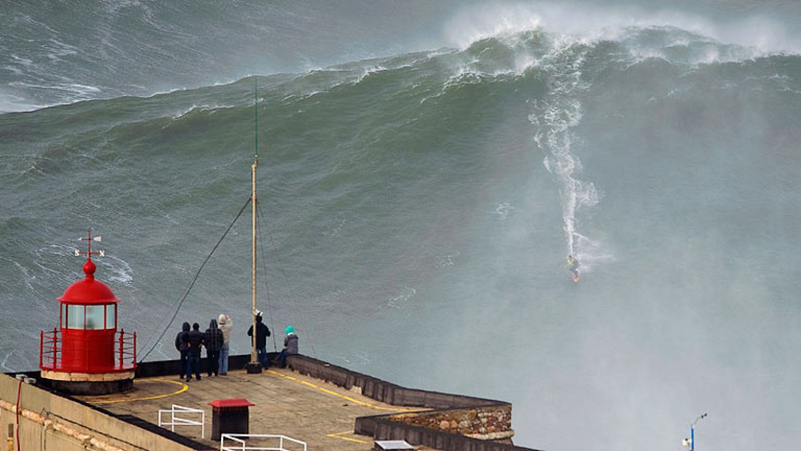 La ola más grande del mundo jamás surfeada | Ver