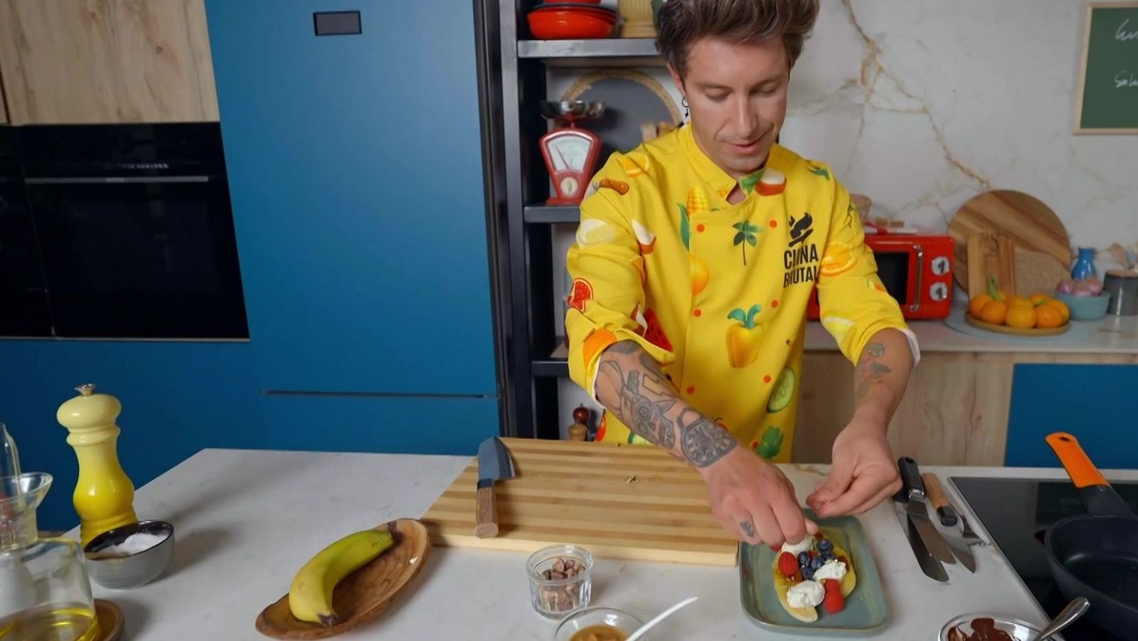 Provolone amb pesto, falsa quiche i plàtan split - Cuina brutal - Cuina Brutal | Veure