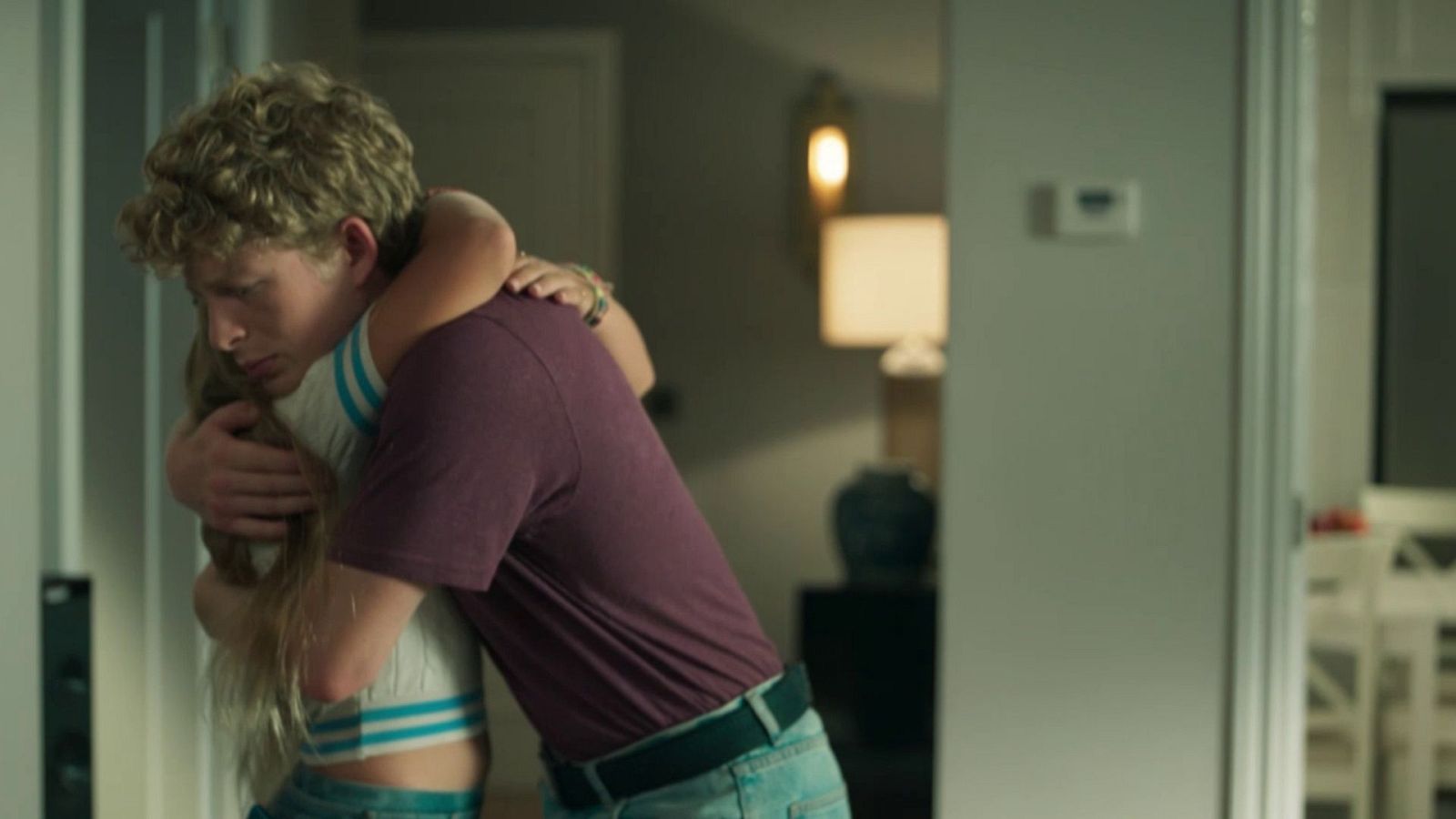 Javier consuela a su hermana | Ver