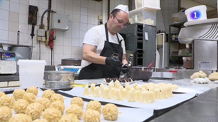 L'Informatiu - Els panellets tornen a omplir aparadors