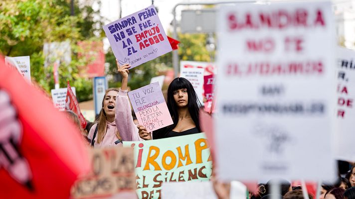 Telediario 1 - Los estudiantes toman las calles contra el acoso escolar
