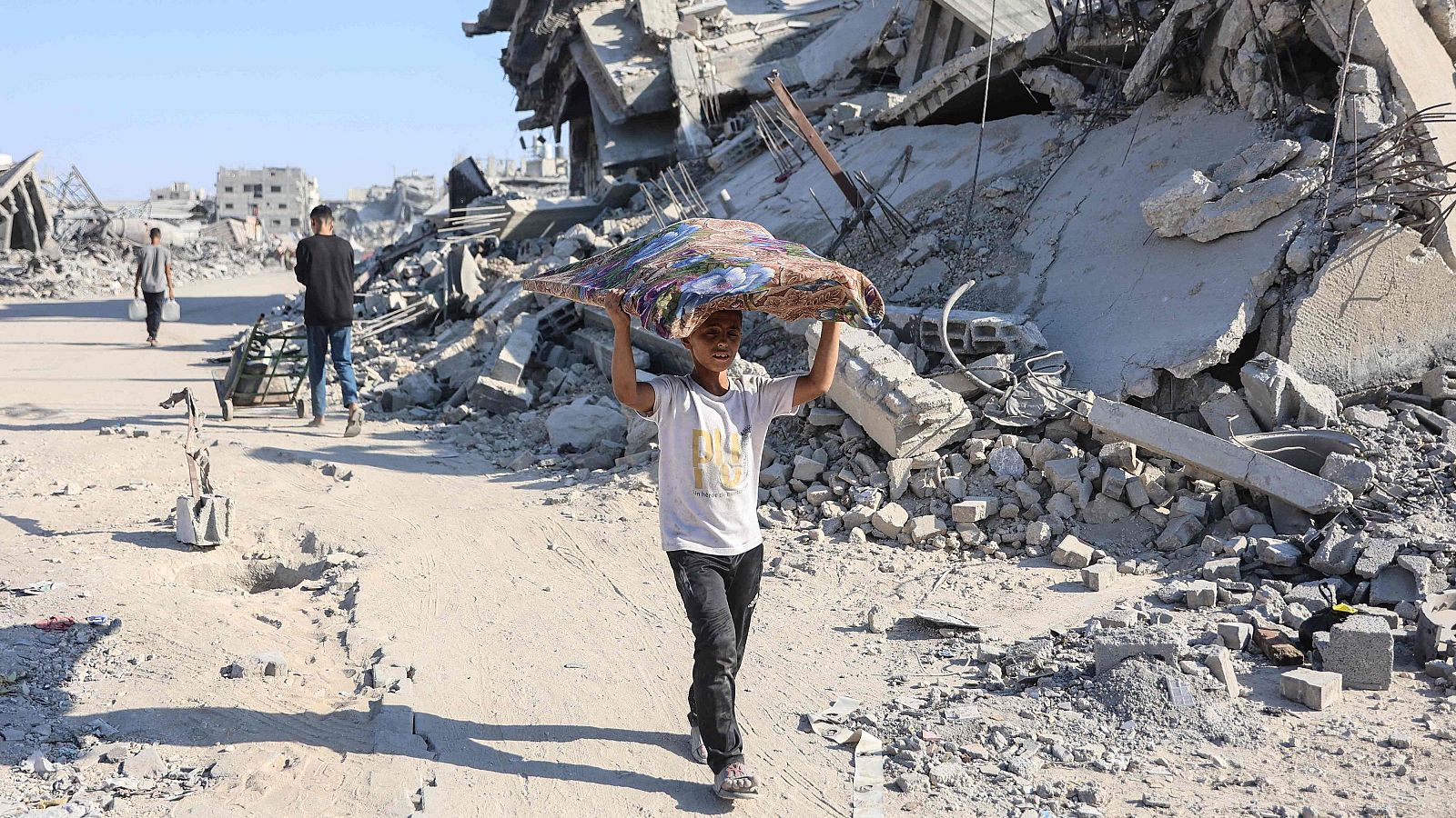 Francesca Albanese: "El sistema de complicidad ha permitido a Israel violar el alto el fuego y ocupar con violencia Gaza" - La tarde en 24h | Ver