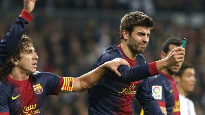 Copa del Rey - Puyol evita que Piqué entregue un mechero al árbitro