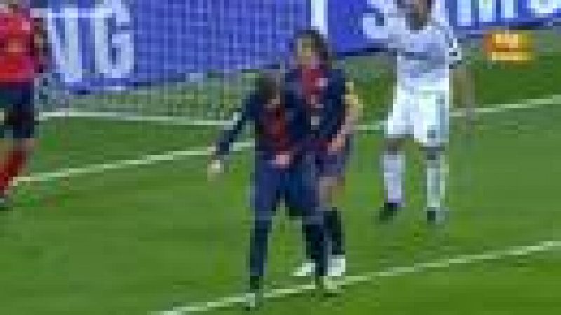 El capitán del Barcelona Carles Puyol impidió que su compañero Gerard Piqué entregara al árbitro Carlos Clos Gómez un mechero lanzado desde la grada, aunque el colegiado reflejó esa circunstancia en el acta del partido.