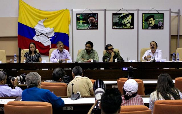 Telediario 1 - Las FARC seguirán teniendo rehenes