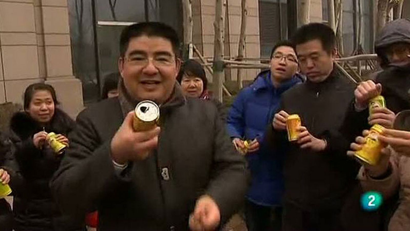 Un millonario chino vende latas de aire fresco para combatir la contaminación - La 2 Noticias | Ver