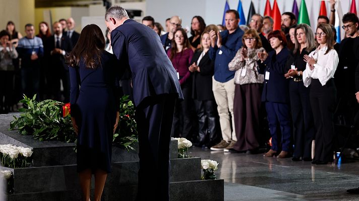 Ofrenda floral de los Reyes en memoria de las víctimas de la dana - Especiales informativos | Ver