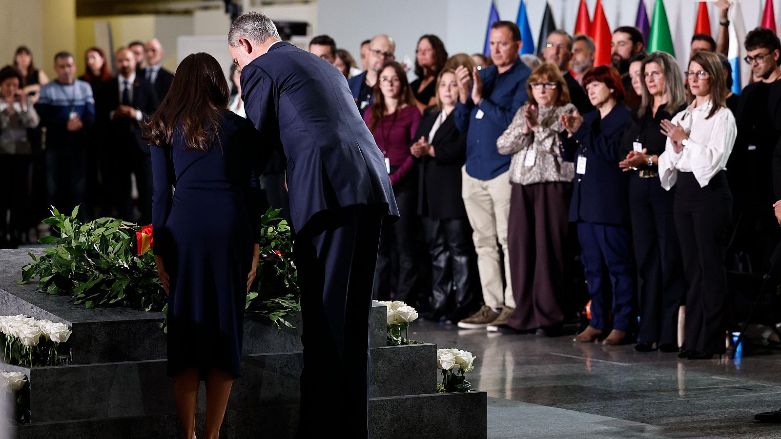 Ofrenda floral de los Reyes en memoria de las víctimas de la dana - Especiales informativos | Ver