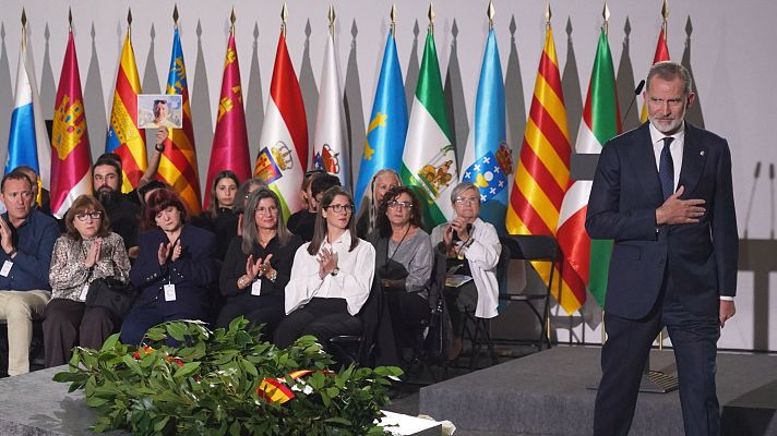 Informativo 24h - El rey expresa su "dolor sincero" a las víctimas de la dana en el homenaje: "Estamos con vosotros"