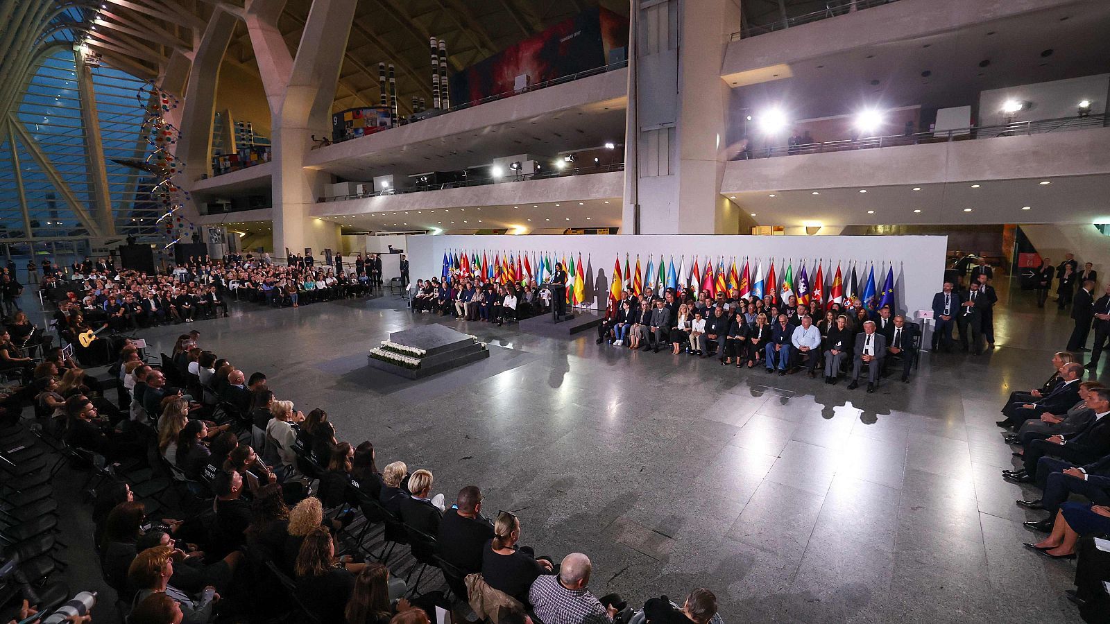 Minuto de silencio en memoria de las víctimas de la dana - Especiales informativos | Ver