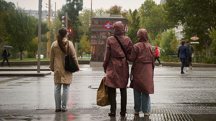 El tiempo - Las lluvias y el oleaje dejan avisos naranjas y amarillos en el litoral