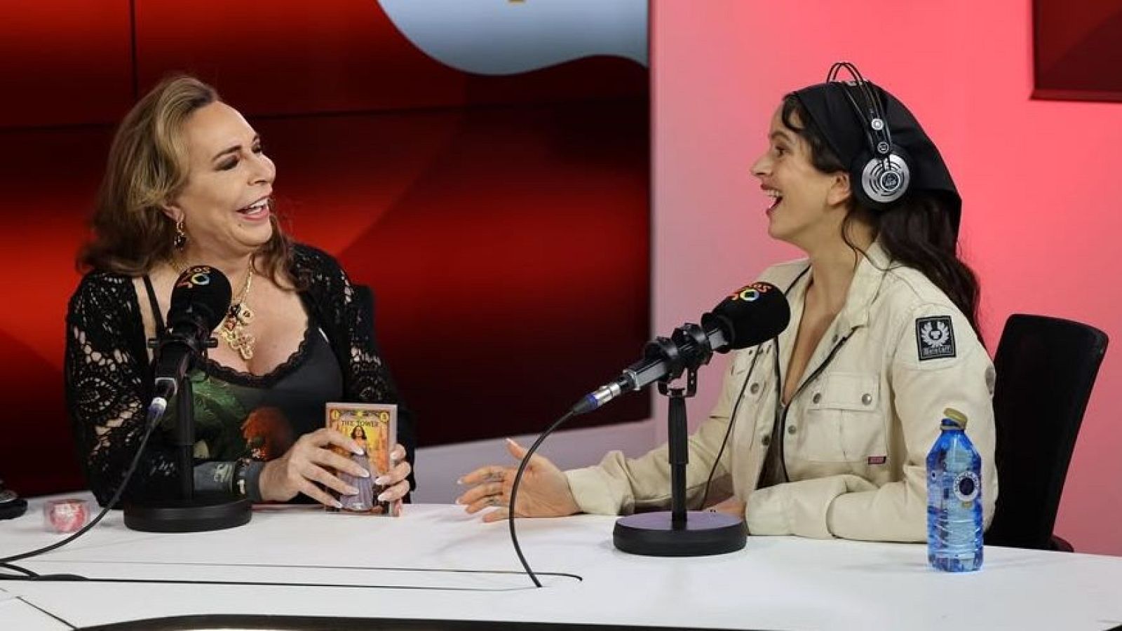 Benita tira les cartes a Rosalía - Mamarazzis Pop&Cor - Mamarazzis pop & cor | Veure