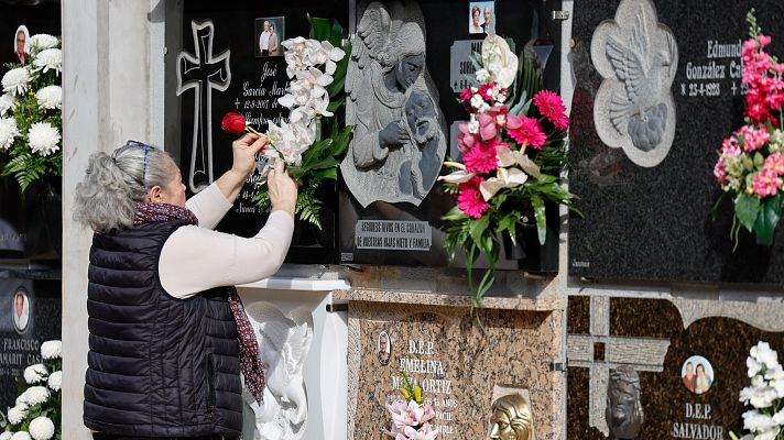 Telediario Fin de Semana - Un año después de la dana, los cementerios de l'Horta Sud se llenan de flores y memoria