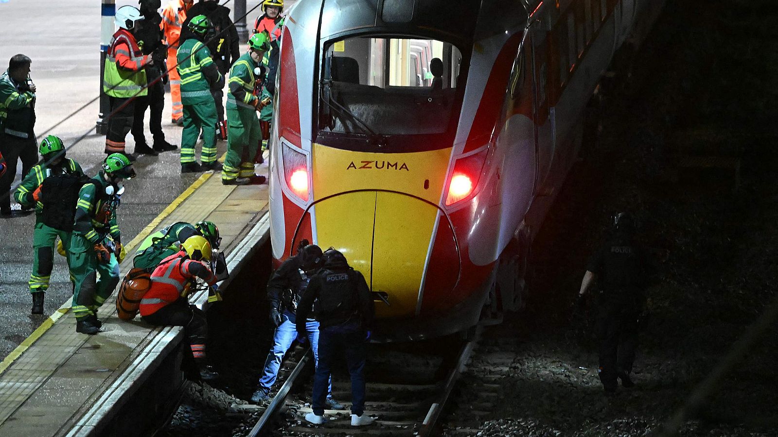 Apuñalamiento múltiple en un tren al este de Reino Unido - Fin de semana 24h | Ver
