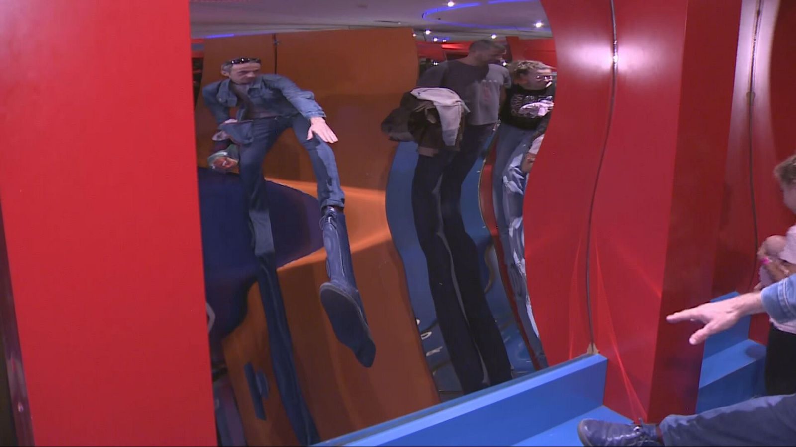 Portes obertes a la sala dels miralls del Tibidabo