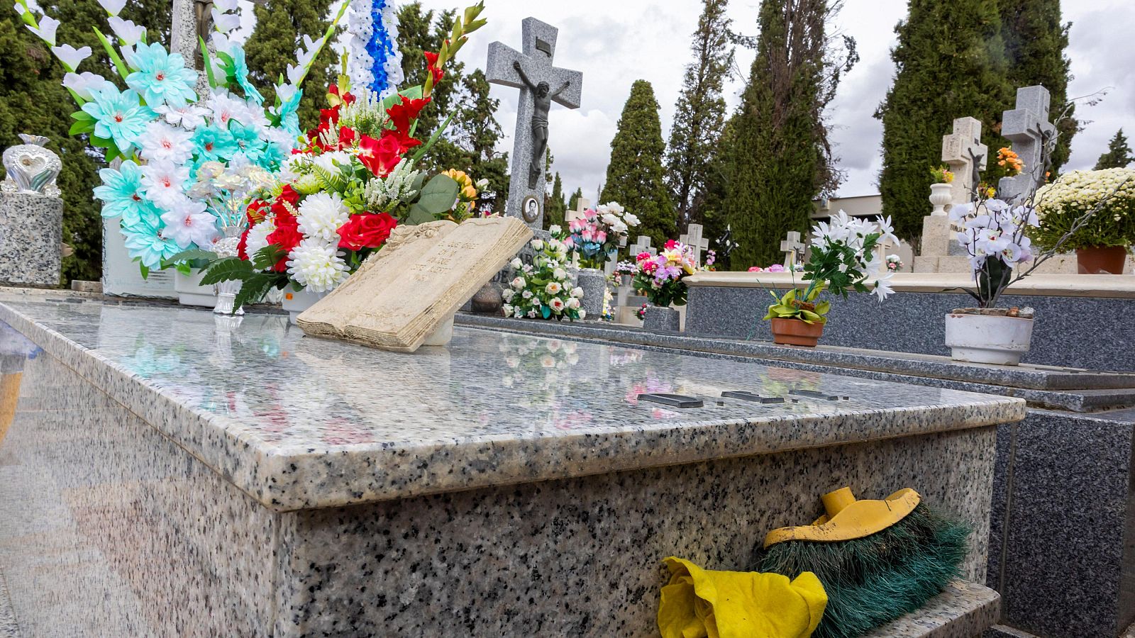 Galicia celebra el día de los Santos con una treintena de cementerios arrasados por los incendios - Telediario Fin de Semana | Ver