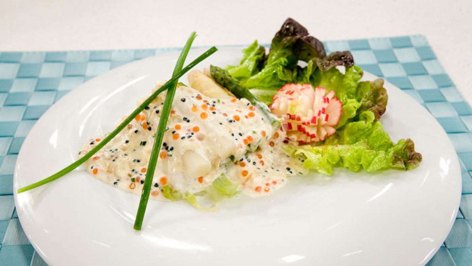   Saber cocinar - Papillotes de pescadilla con espárragos en salsa caviar 