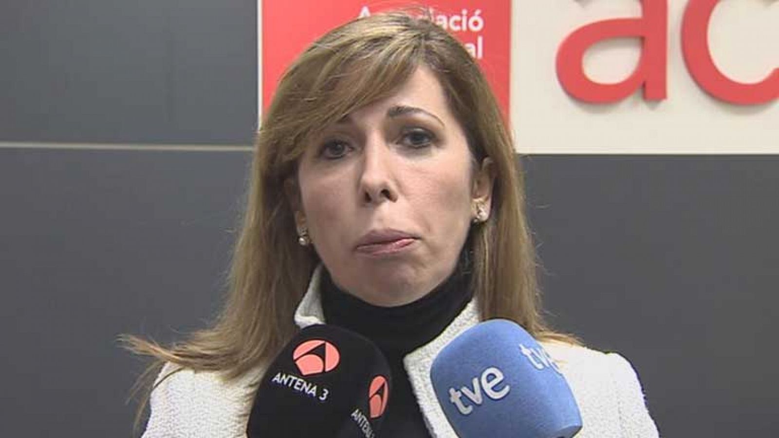 Telediario 1: Declaraciones de dirigentes del PP sobre la información que aparece en un diario | RTVE Play