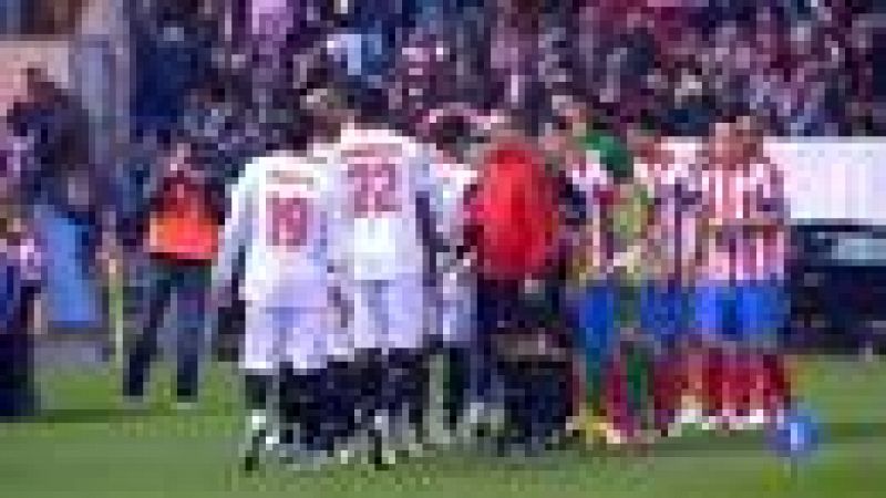 En el Vicente Calderón se juega la semifinal de Copa del Rey entre Atlético de Madrid y Sevilla. Se confirma la baja de Falcao, que no ha entrado en la convocatoria. En el Sevilla puede debutar el portero Beto, recién fichado del Braga. 