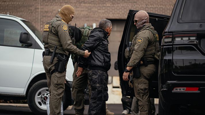 Telediario 2 - Los centros de detención de migrantes en EE.UU. se encuentran a rebosar de personas