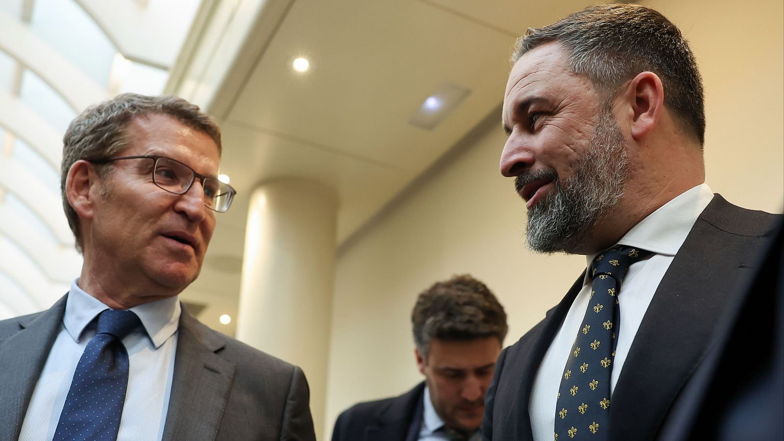 La relación entre PP y Vox: de romper gobiernos autonómicos a pactar un nuevo 'president' - Telediario 2 | Ver