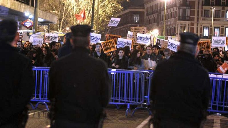 Cientos de personas se concentran en la calle Génova pidiendo la dimisión de Rajoy