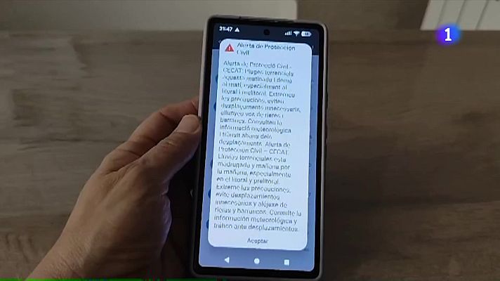 L'Informatiu - L’alerta ES-Alert sona als mòbils per les pluges: prevenció o confusió?