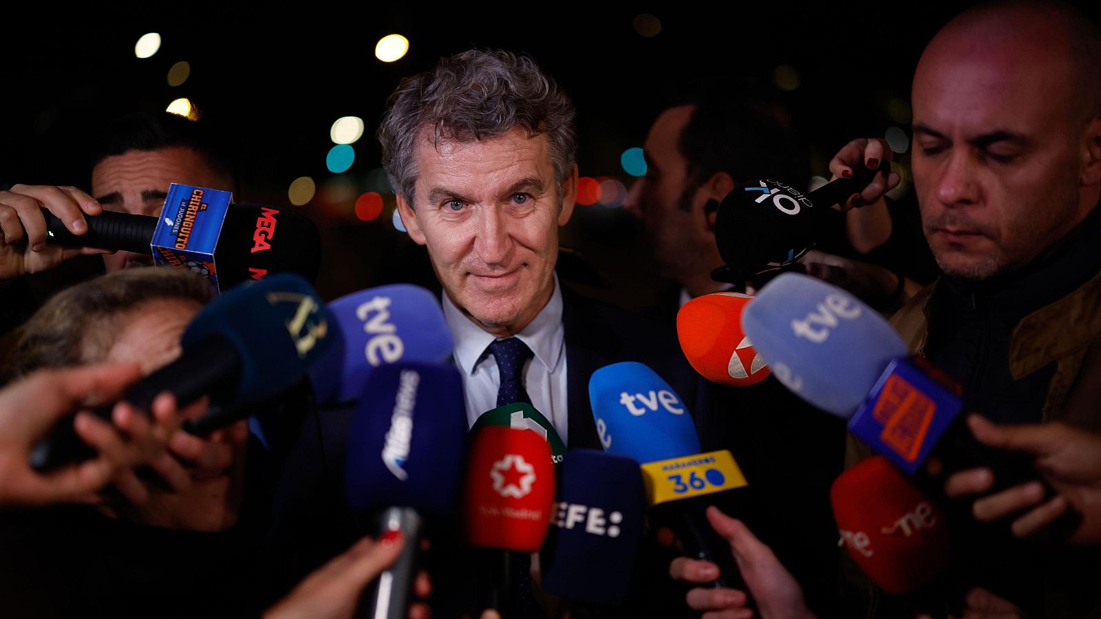 Feijóo y Abascal se encuentran en una gala pero no hablan entre ellos - La hora de La 1 | Ver