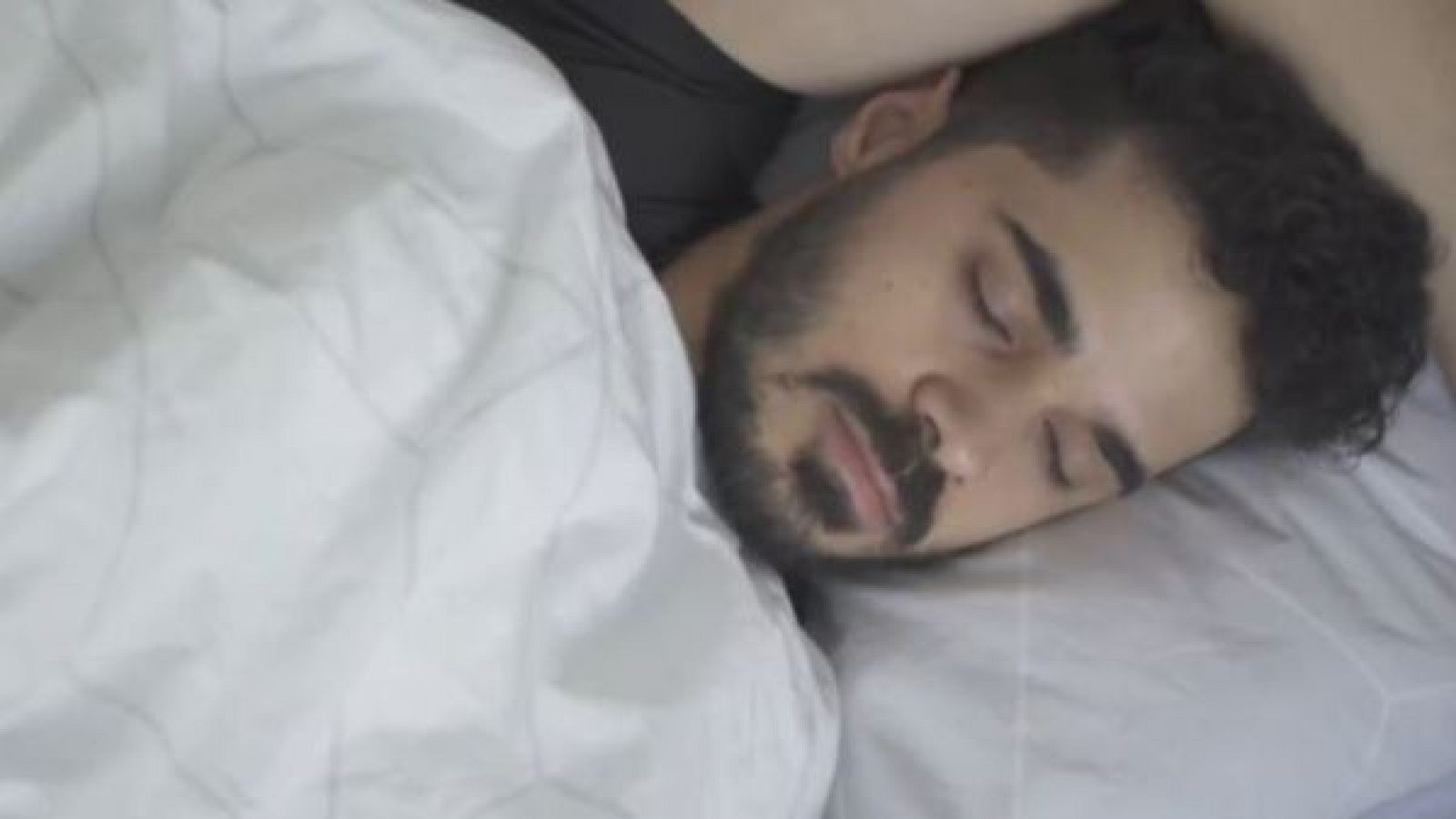 ¿Manta o edredón? Desvelamos cuál es el mejor para el frío - Directo al grano | Ver