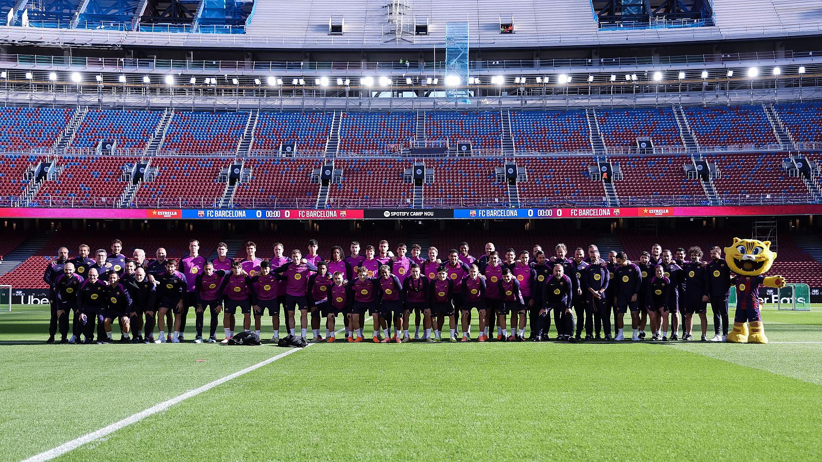 El Barça regresa al Camp Nou con un entrenamiento ante 23.000 espectadores - Fútbol | Ver