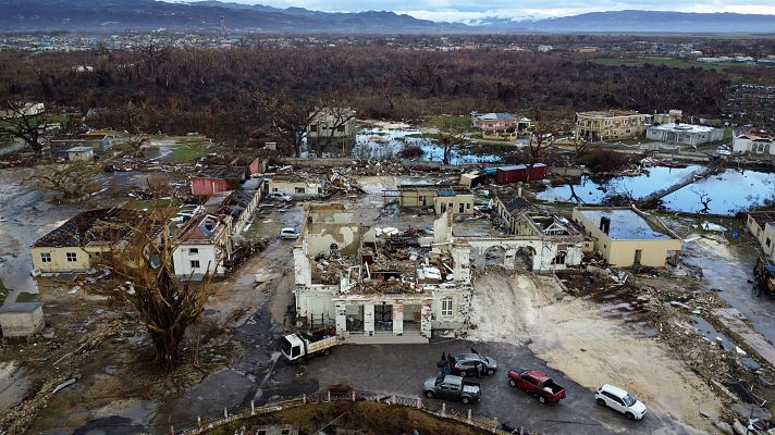 Telediario 1 - Voluntarios españoles instalan un hospital de campaña para atender a las víctimas del huracán que asoló Jamaica