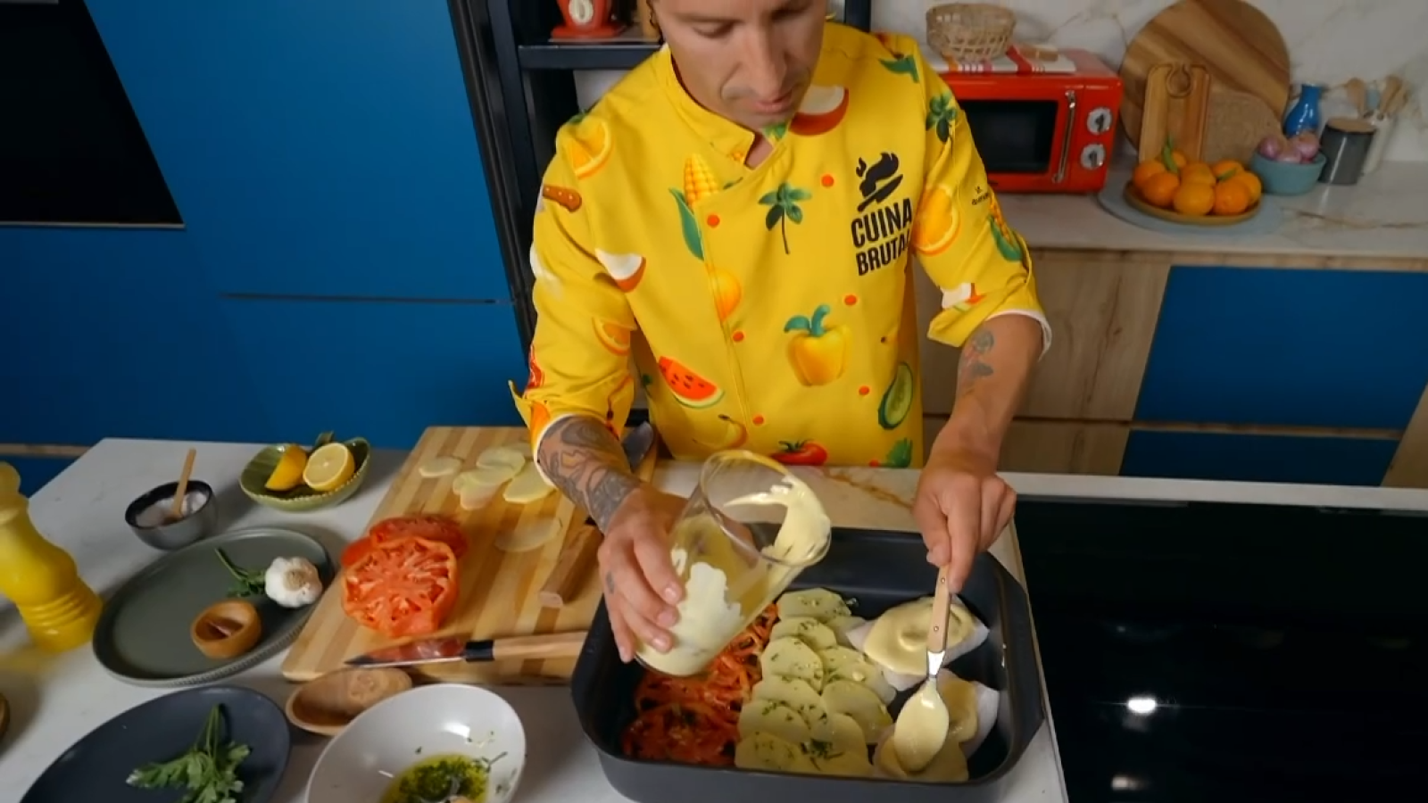 Rotlles d’albergínia, lluç gratinat i mug cake - Cuina brutal - Cuina Brutal | Veure