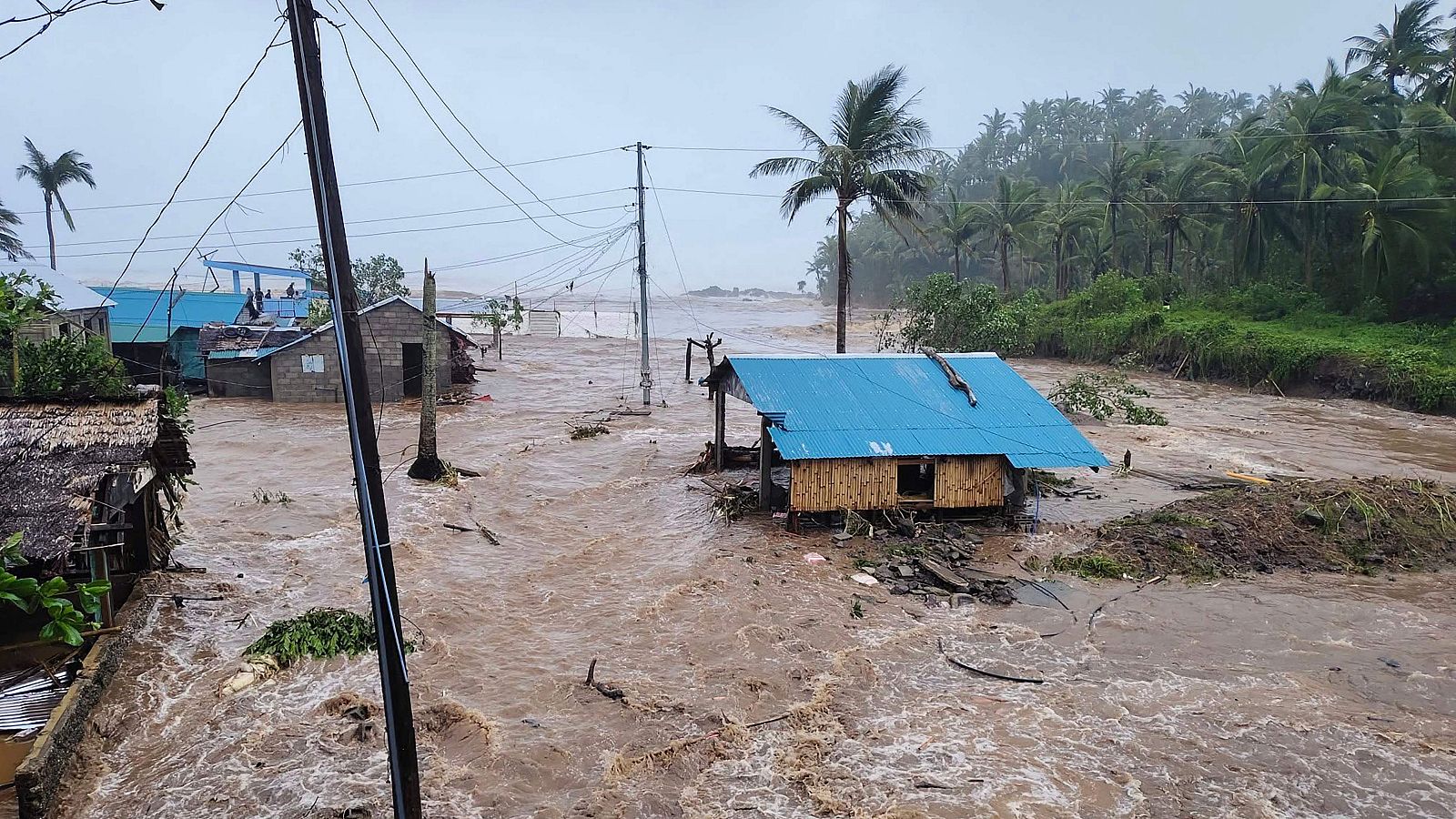 El supertifón Fung-wong obliga a evacuar un millón de personas en Filipinas | Ver