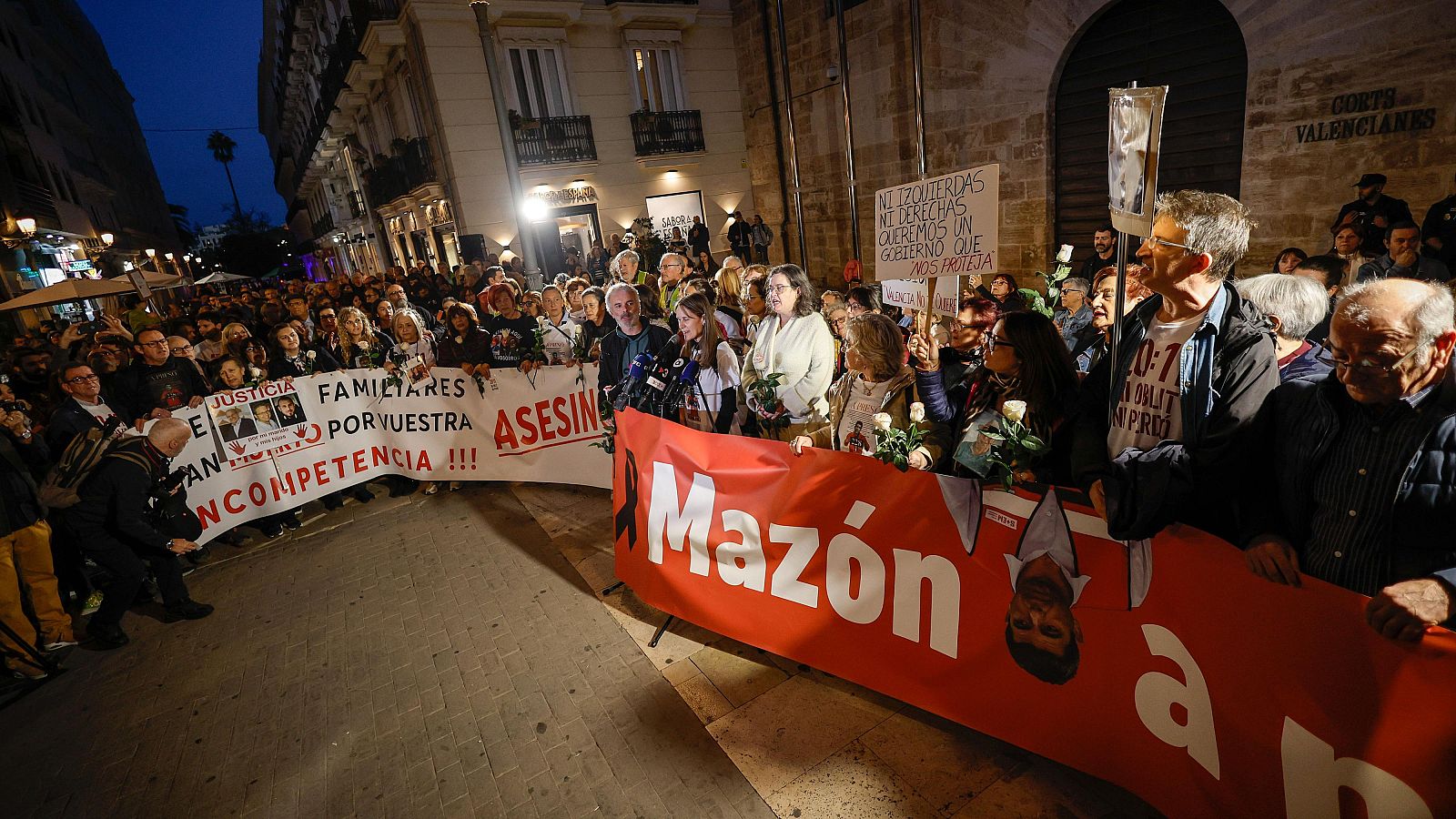 Víctimas de la dana piden prisión para Mazón frente a Les Corts | Ver