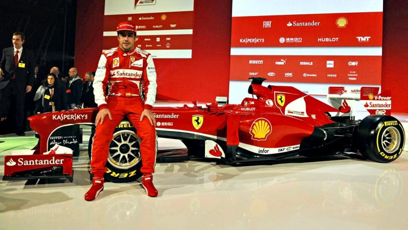 El español Fernando Alonso, doble campeón del mundo de Fórmula Uno, reconoció durante la presentación oficial del nuevo monoplaza de Ferrari, el F138, que se encuentra expectante por los resultados de las primeras pruebas que realizará su compañero F