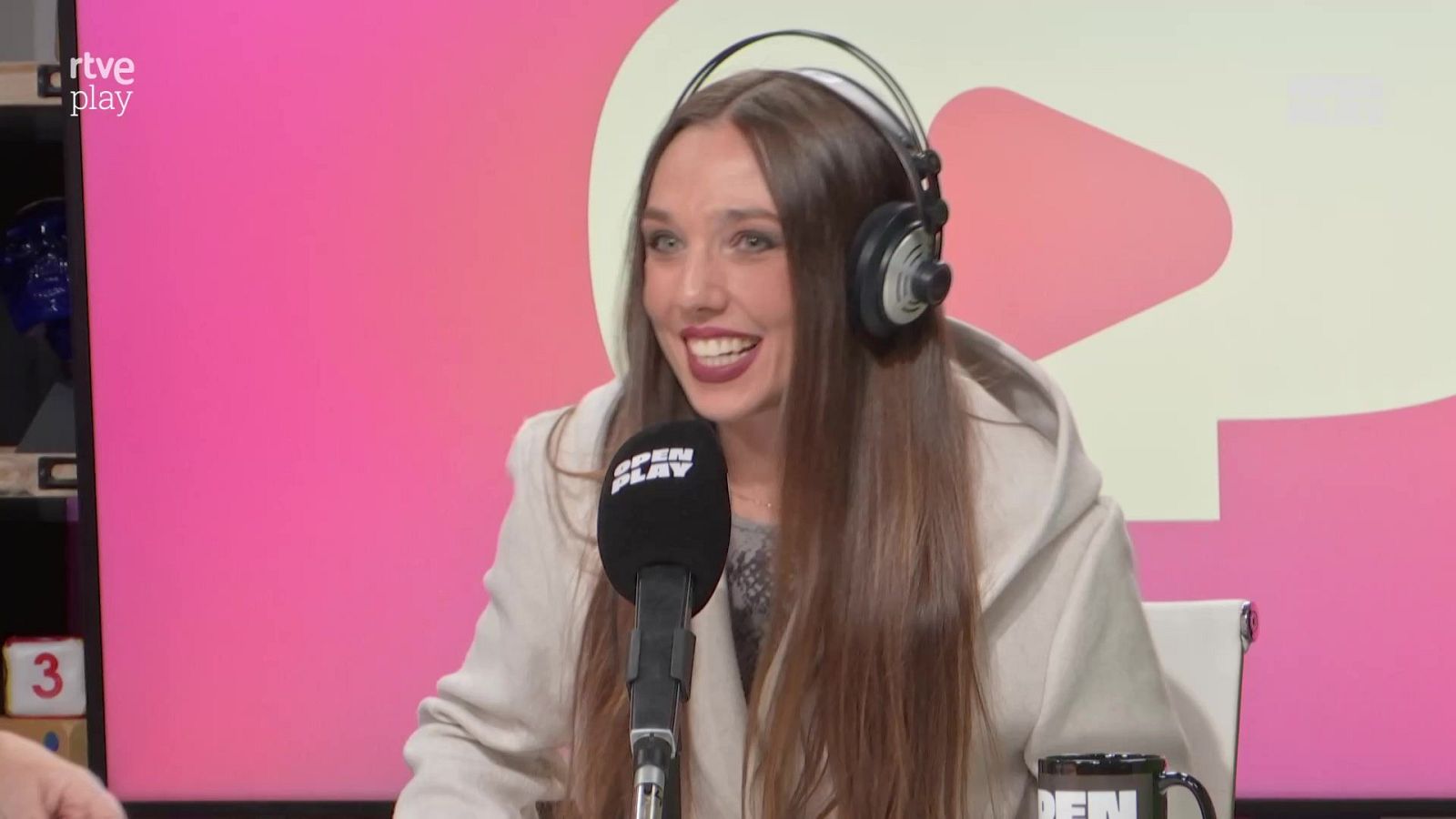 Miriam Martín cuenta todo de la visita de Rosalía a La Revuelta - Open Play | Ver