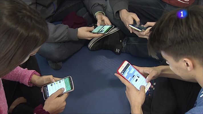 L'Informatiu - UNICEF alerta dels riscos als quals s'exposen els infants amb móbil